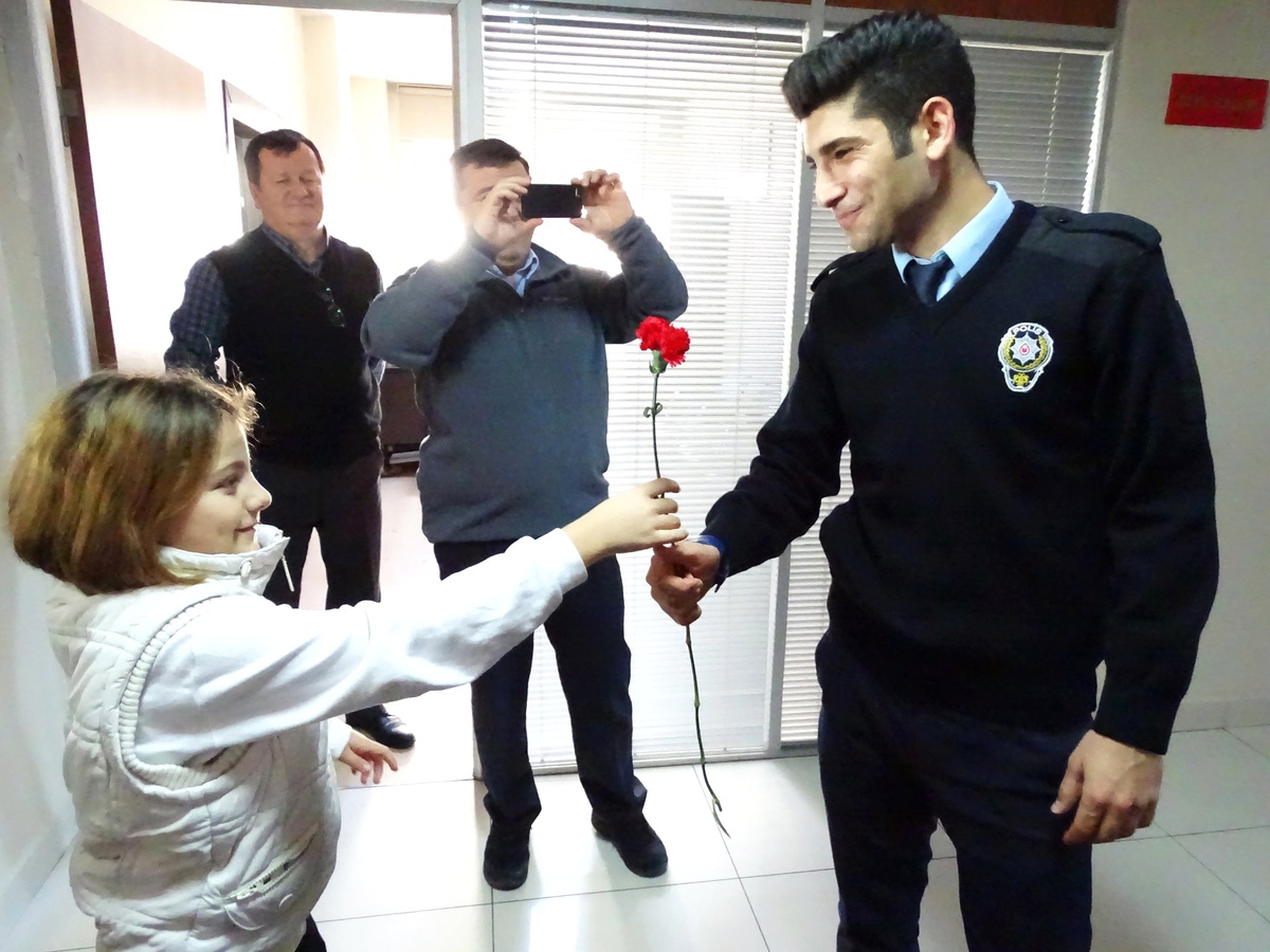 Minik Öğrencilerden Polislere Taziye Ziyareti