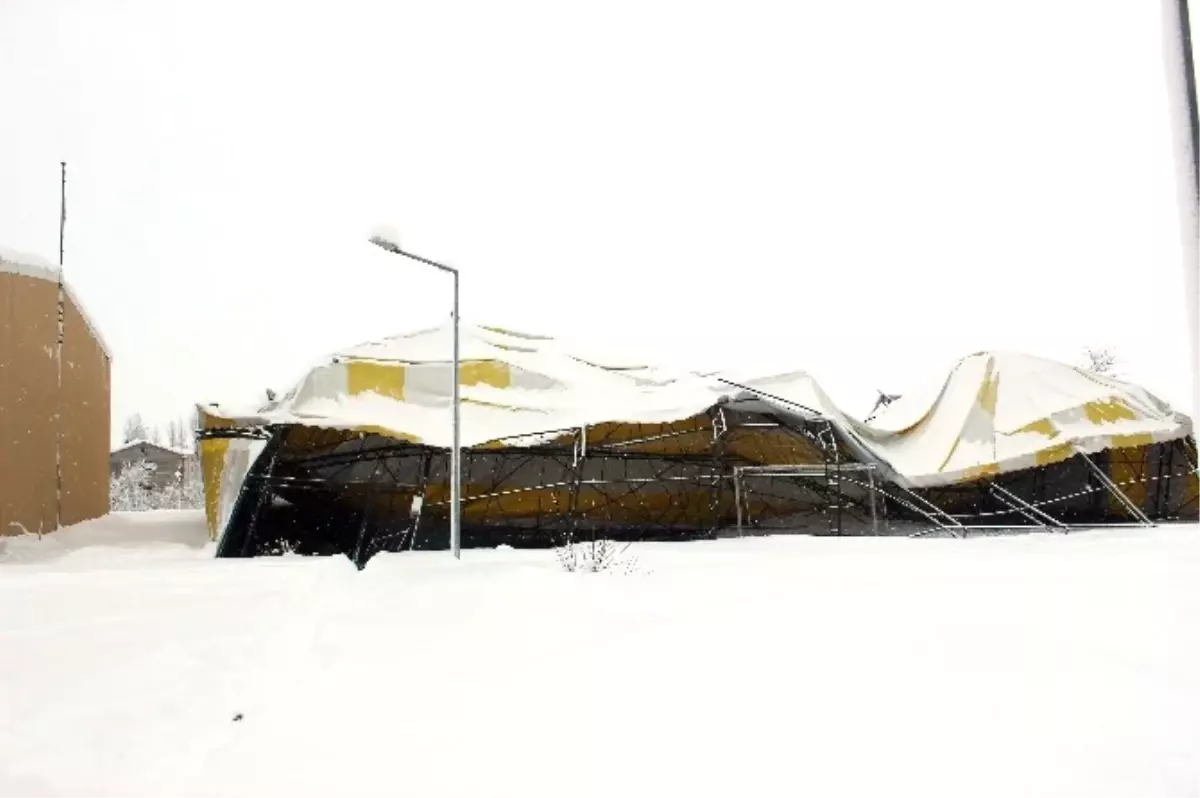 Muş\'ta Halı Sahanın Çatısı Çöktü