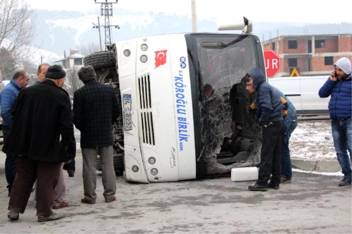 Otomobilin Çarptığı Minibüs Devrildi: 1 Yaralı