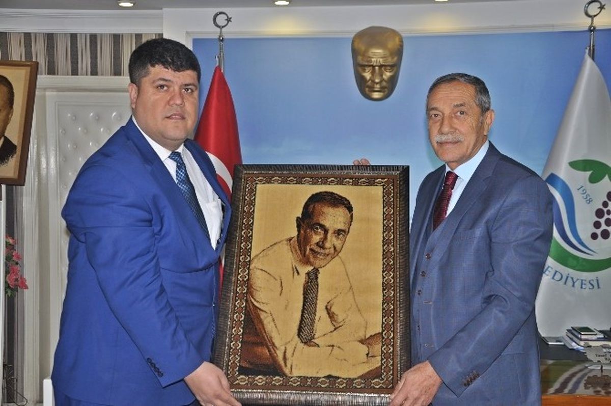 Özdemir\'e Halı Resim Tablosu Hediye Edildi