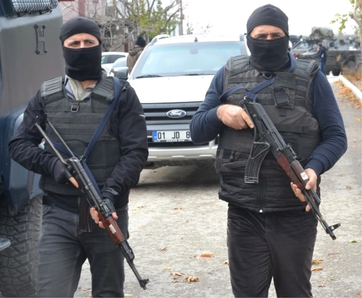 Polis, Ceyhan\'da Terör Operasyonu Yaptı, Vatandaş Alkışlarla Destek Verdi