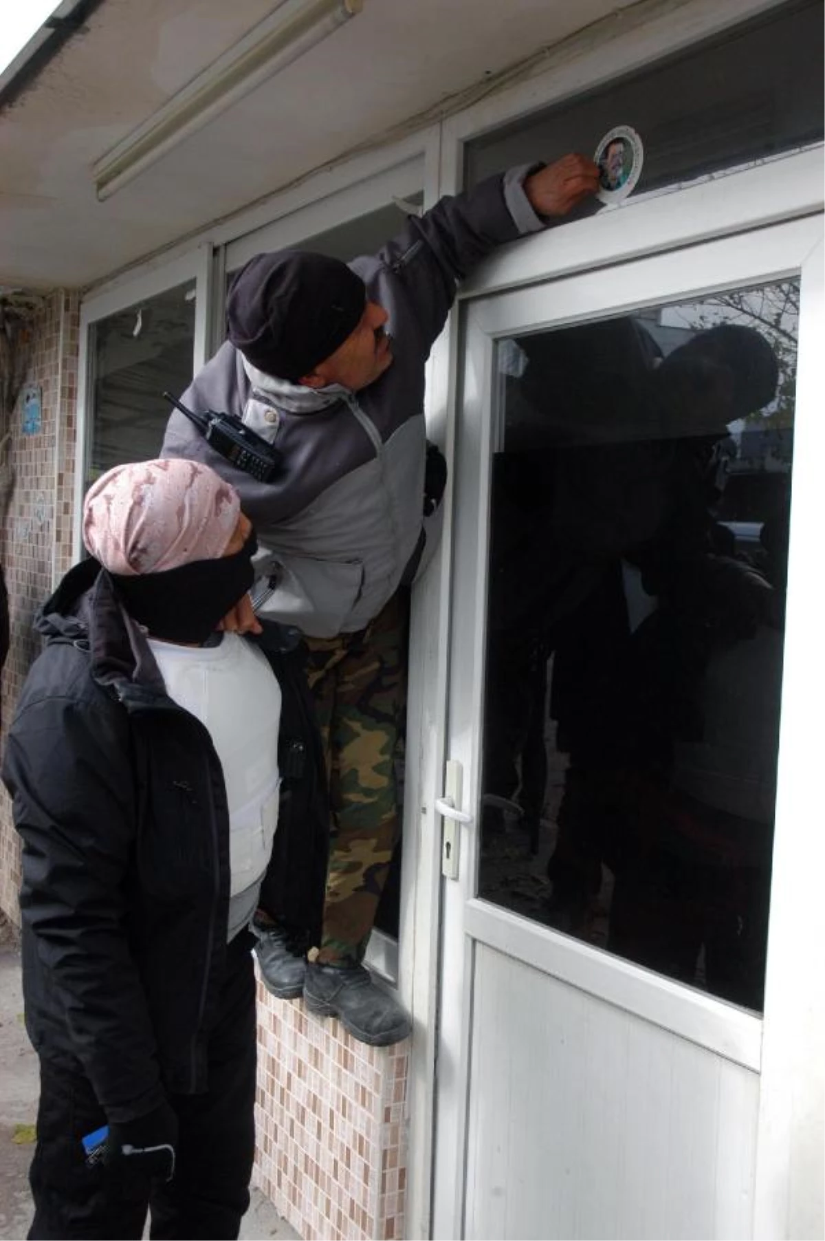 Polis Hdp Binasındaki Abdullah Öcalan Fotoğrafını Kaldırdı