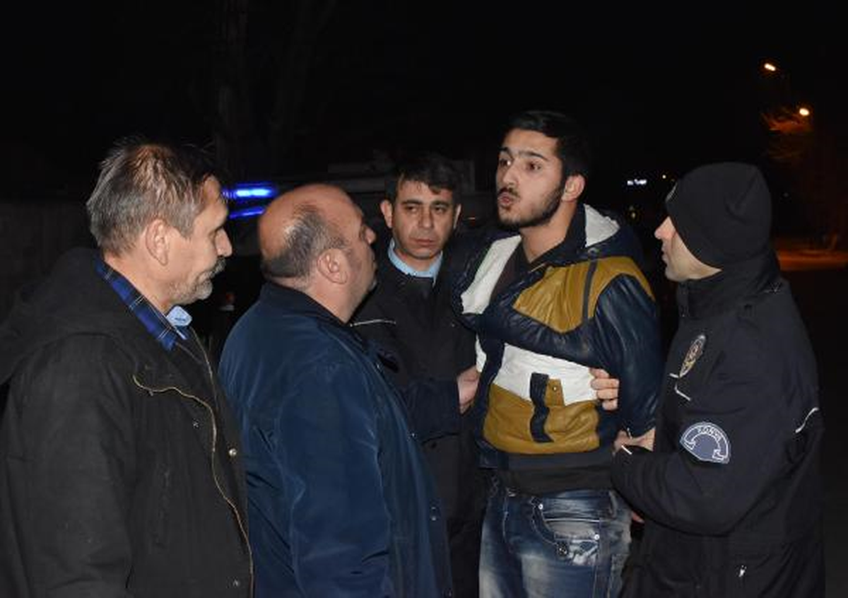 Polise Çarpıp Kaçan Otomobil, Lastiklerine Ateş Açılarak Durduruldu