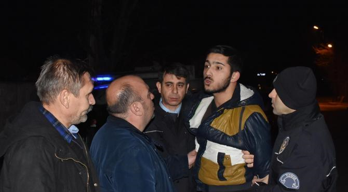 Polise Çarpıp Kaçan Otomobil, Lastiklerine Ateş Açılarak Durduruldu