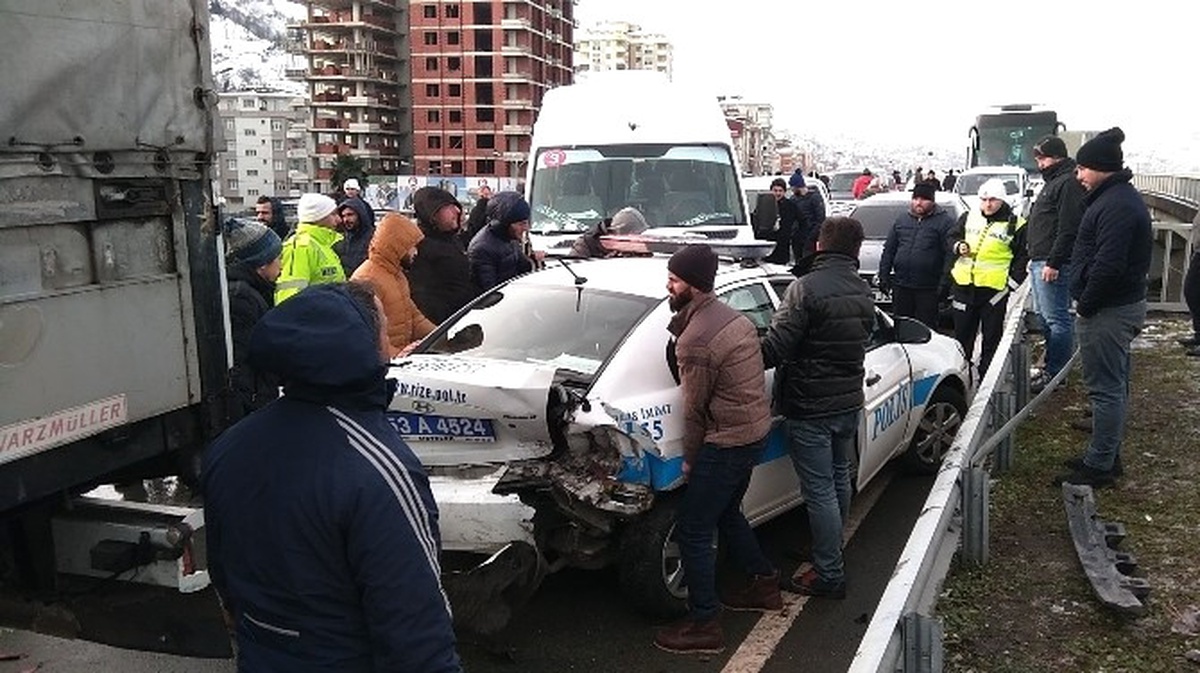 Rize\'de Buzlanma Zincirleme Trafik Kazasına Neden Oldu: 8 Yaralı