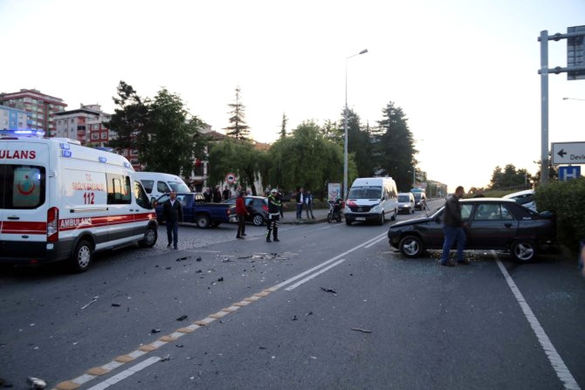 Rize\'de Zincirleme Trafik Kazası: 10 Yaralı