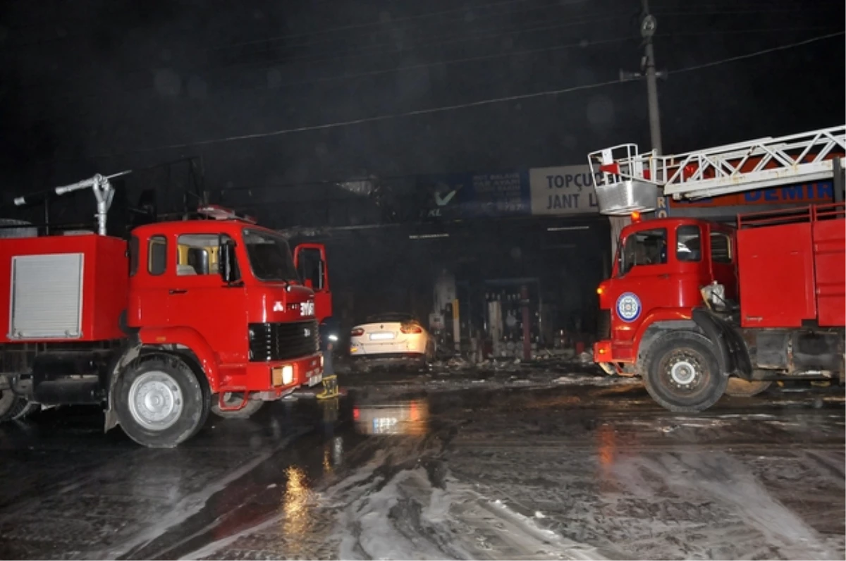Sanayi Sitesindeki Yangında 2 Kişi Yaralandı, 11 Kişi Dumandan Etkilendi