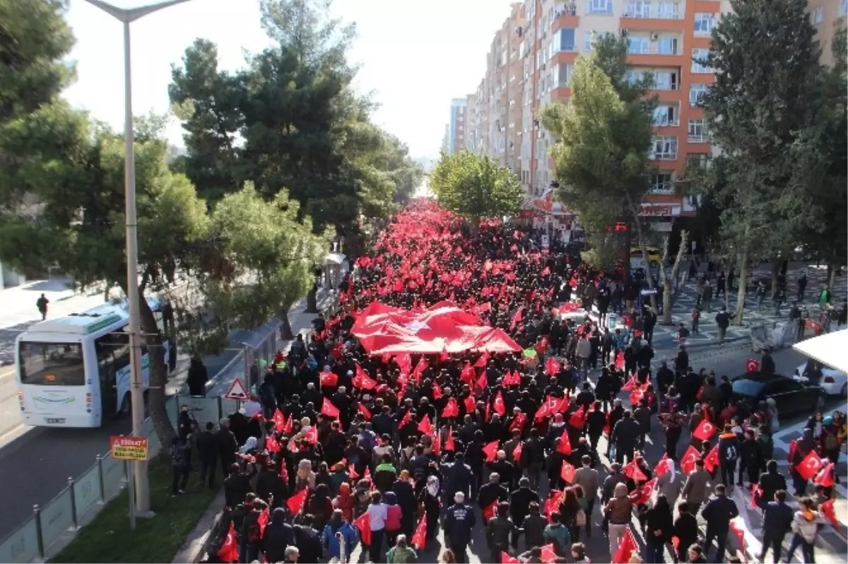 Şanlıurfa\'da Binlerce Kişi Terörü Kınadı