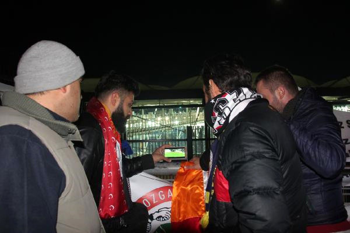 Şehitler Tepesi\'nde Nöbeti Bırakmadan Maçı Seyrettiler