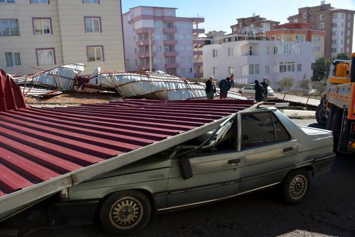 Şiddetli Rüzgarda Uçan Çatı Otomobillerin Üzerine Düştü
