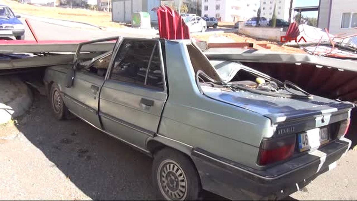 Şiddetli Rüzgarda Uçan Çatı Otomobillerin Üzerine Düştü