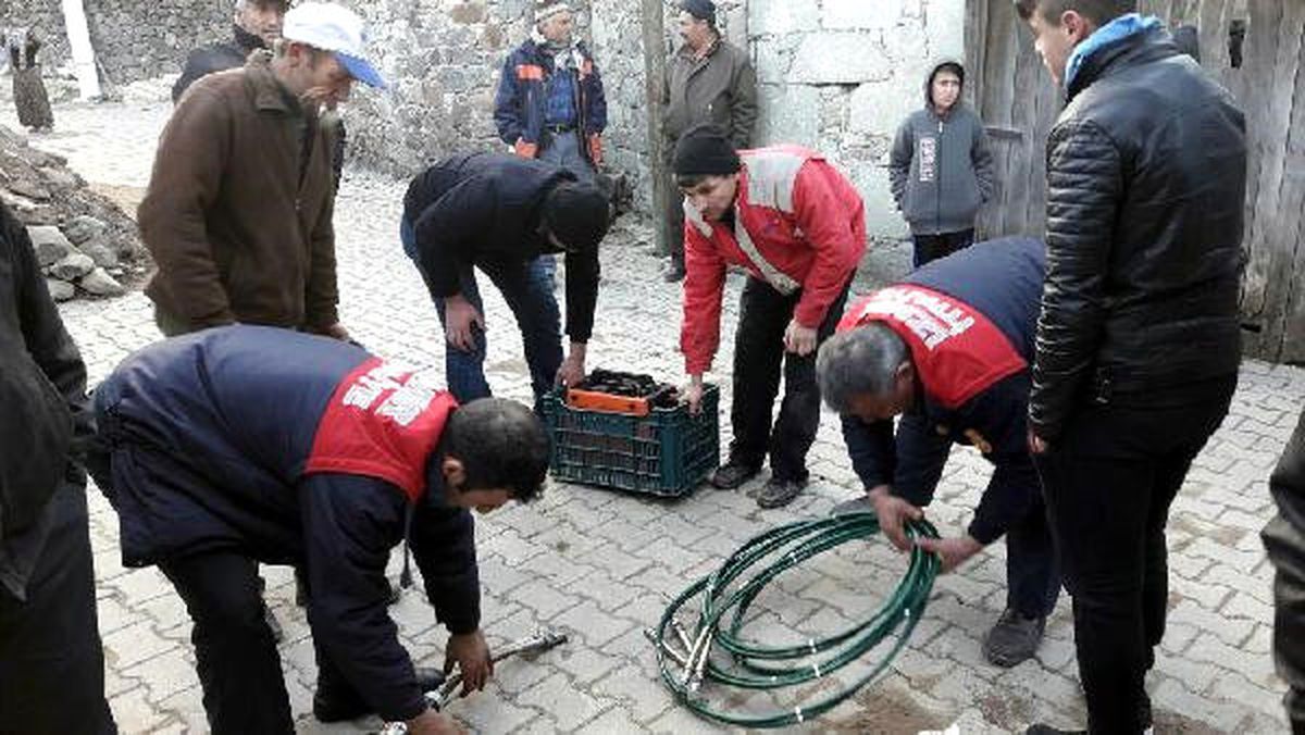 Sıkışan İneği İtfaiye Kurtardı