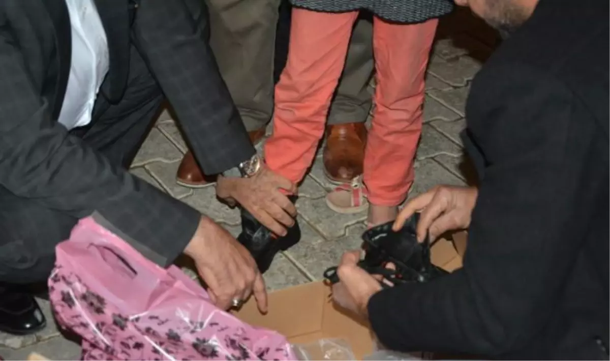 Suriyeli Çocuklara Kışlık Ayakkabı Yardımı