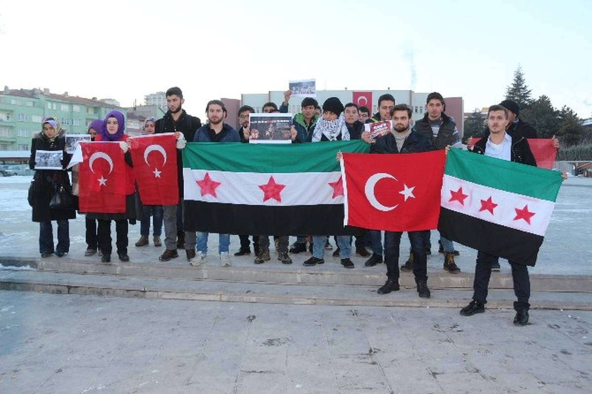 Suriyeli Üniversite Öğrencileri Halep\'teki Kardeşleri İçin Dua Etti