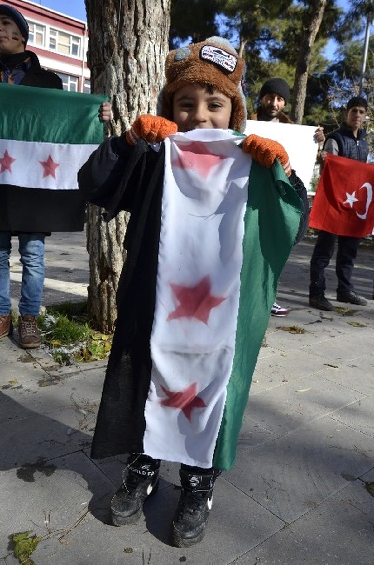 Suriyeliler Halep\'te Yaşananlara Tepki Gösterdi