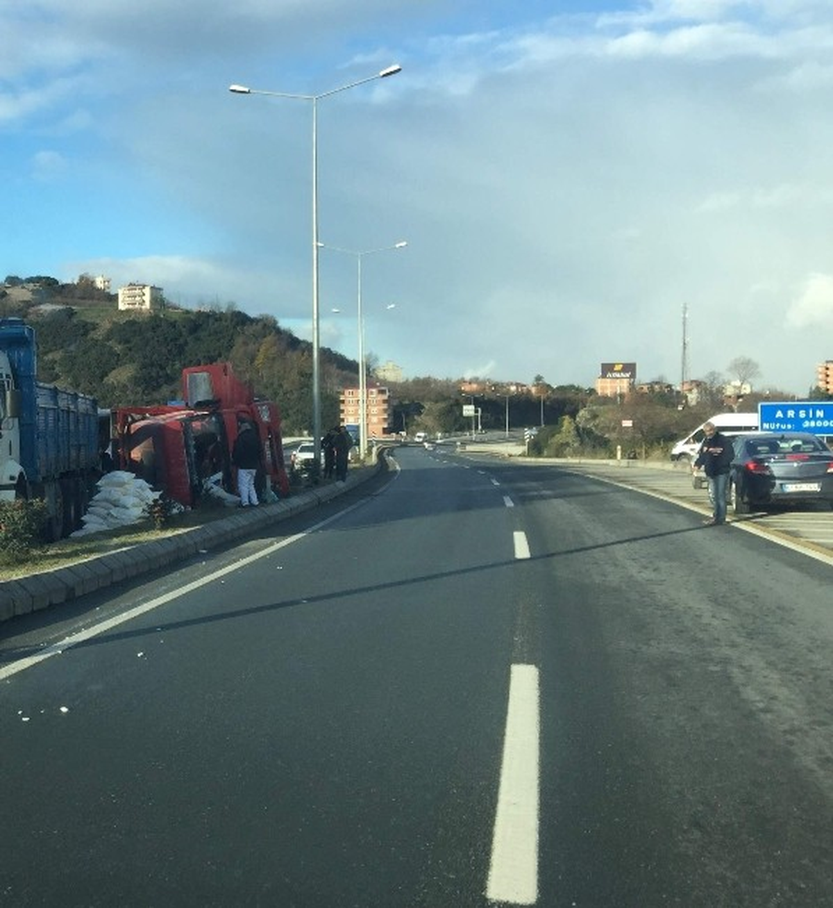 Trabzon\'da Buzlanma Nedeniyle Kontrolden Çıkan Kamyon Devrildi