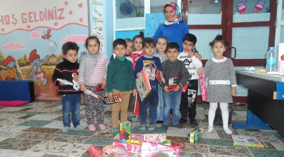Üniversite Öğrencisi Silopili Çocuklara Oyuncak Gönderdi