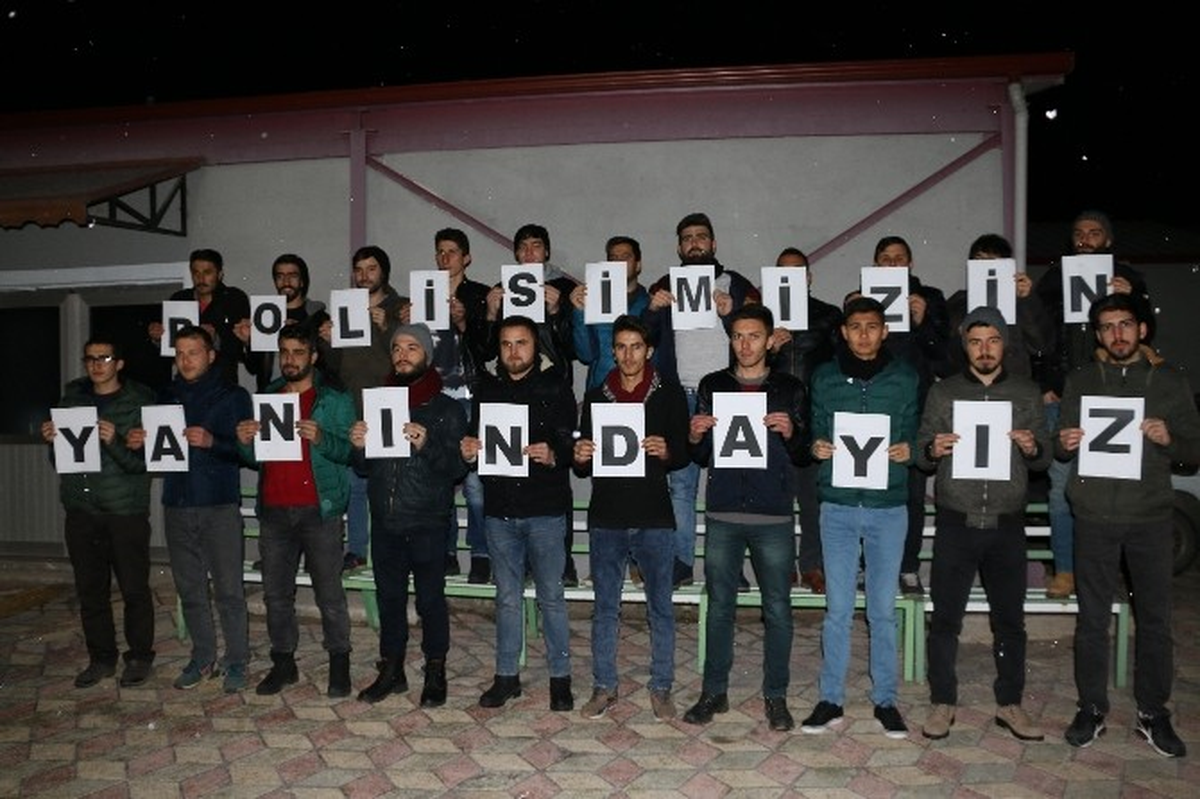 Üniversiteli Gençlerden "Polisimin Yanındayım" Kampanyasına Destek