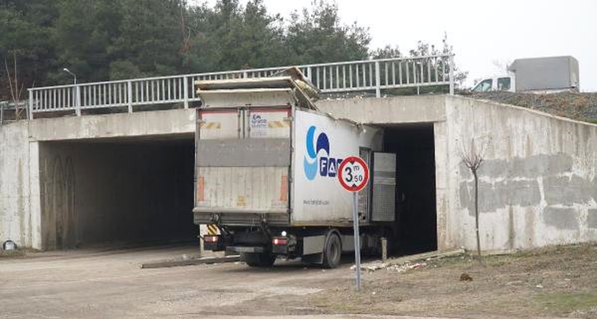 Üst Geçide Çarpan Kamyon Sıkıştı