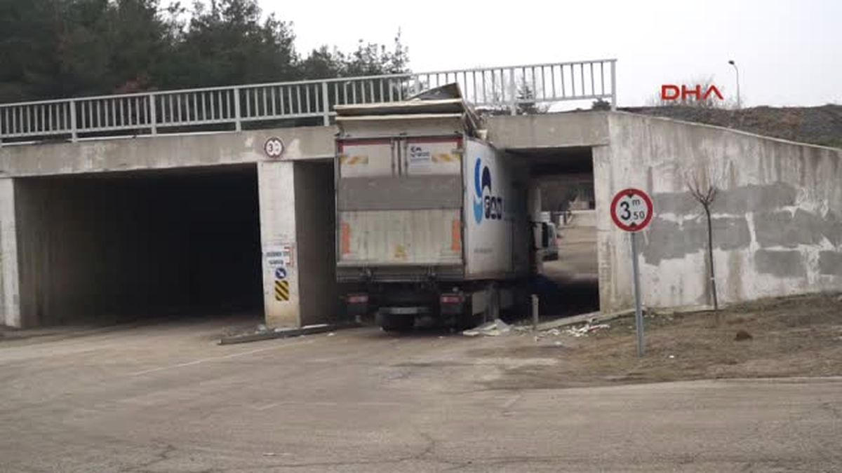 Üst Geçide Çarpan Kamyon Sıkıştı