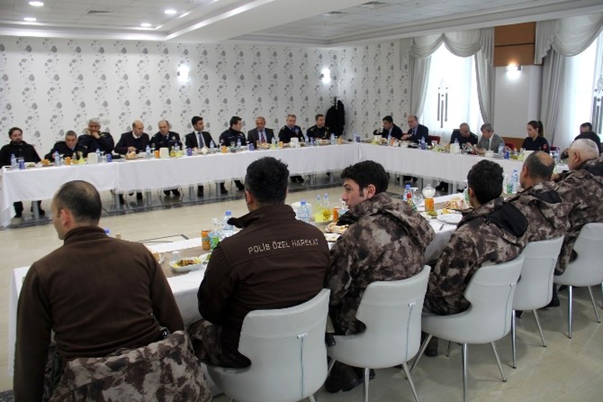 Vali Çınar\'dan Polise Taziye Ziyareti