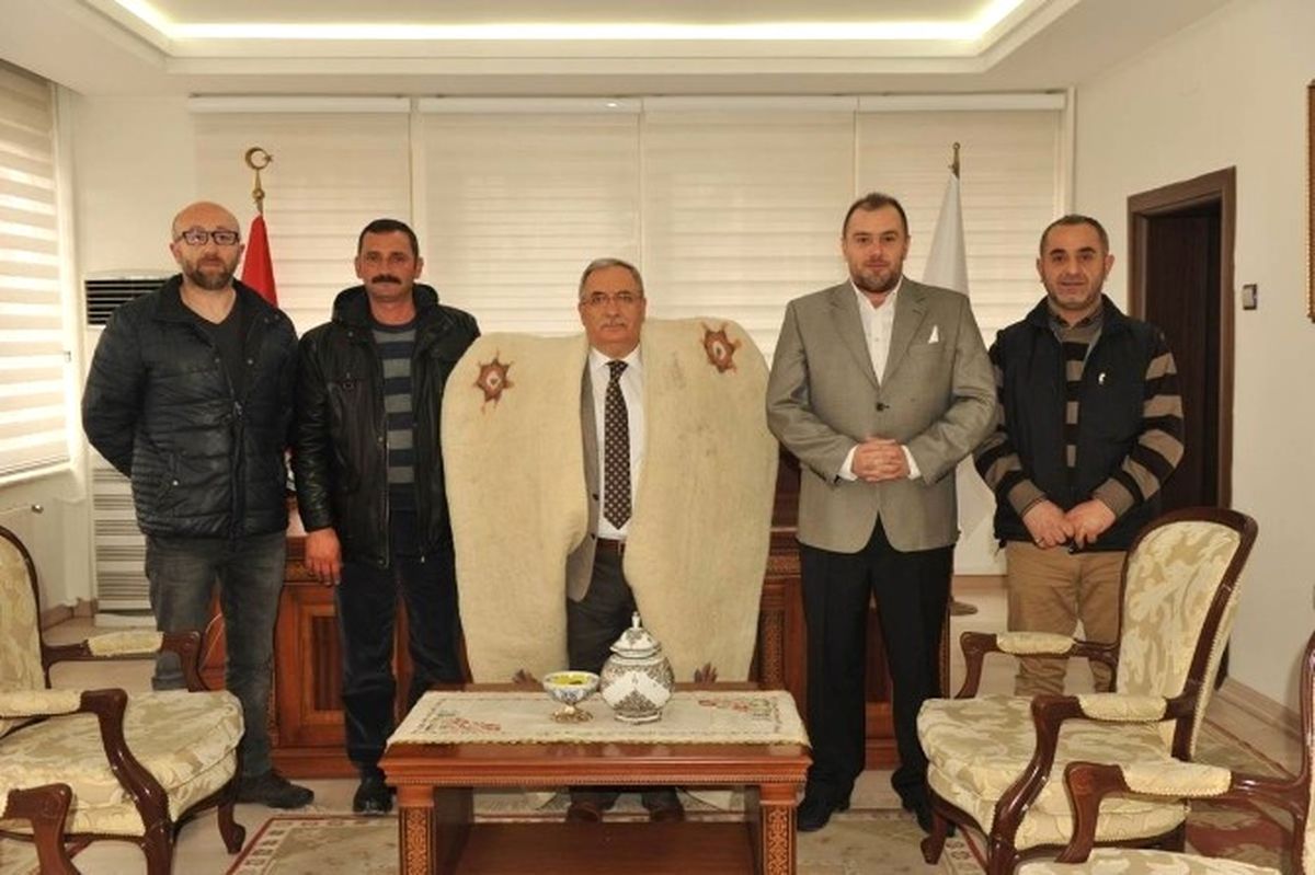Vali Kepenek Giydi