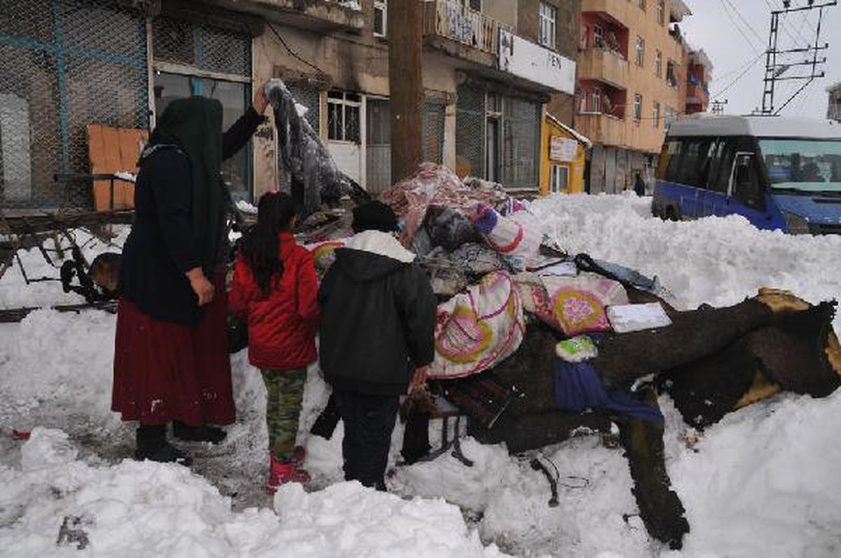 Yanan Eşyalarını Kar İçinde Aradılar