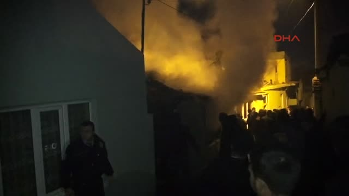 Yaşlı Çifti Yangından Komşuları Kurtardı
