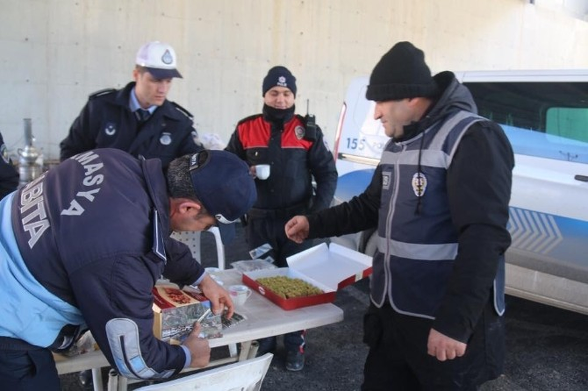 Zabıtalardan Nöbetteki Polislere Jest