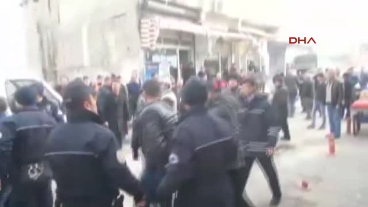 Adıyaman Polis Kavga Eden Iki Gruba Biber Gazıyla Müdahale Etti