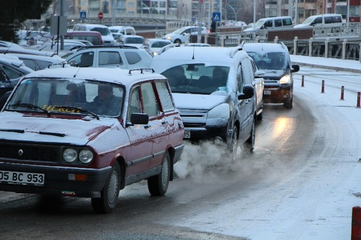 Amasya\'da Buzlanan Yollar Zor Anlar Yaşattı