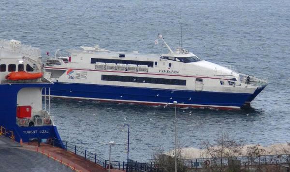 Bandırma\'da Fırtınaya Yakalanan Deniz Otobüsü Geri Dönmek Zorunda Kaldı