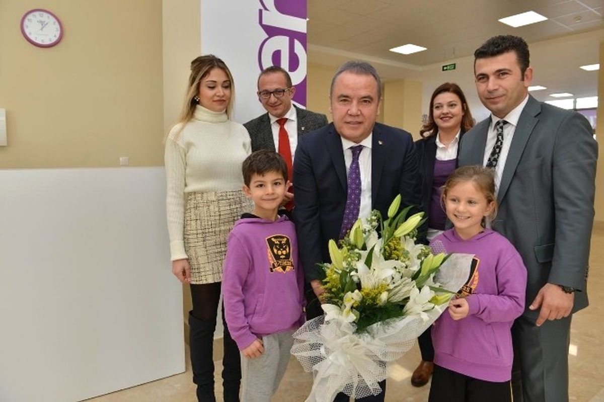 Başkan Böcek, "Okullara Desteğimiz Sürüyor"