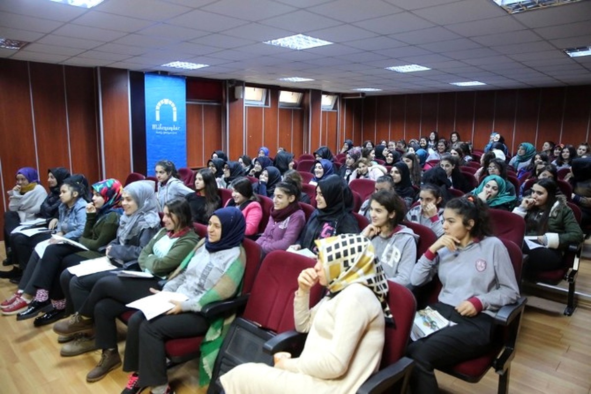 Bilgili, Çalışkan ve Erdemli Gençlik" Seminerleri ile Gençler Öğreniyor
