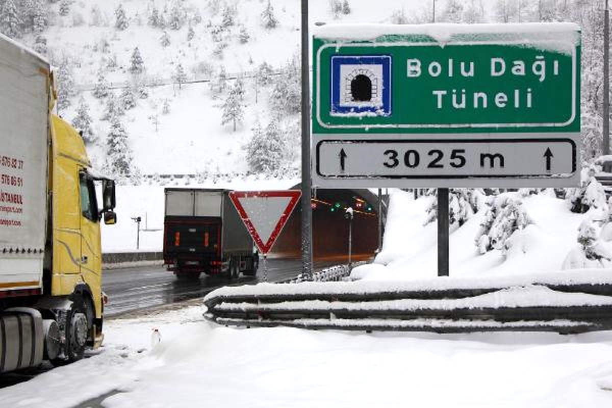 Bolu Dağı\'nda Kar Ulaşımı Zorlaştırdı