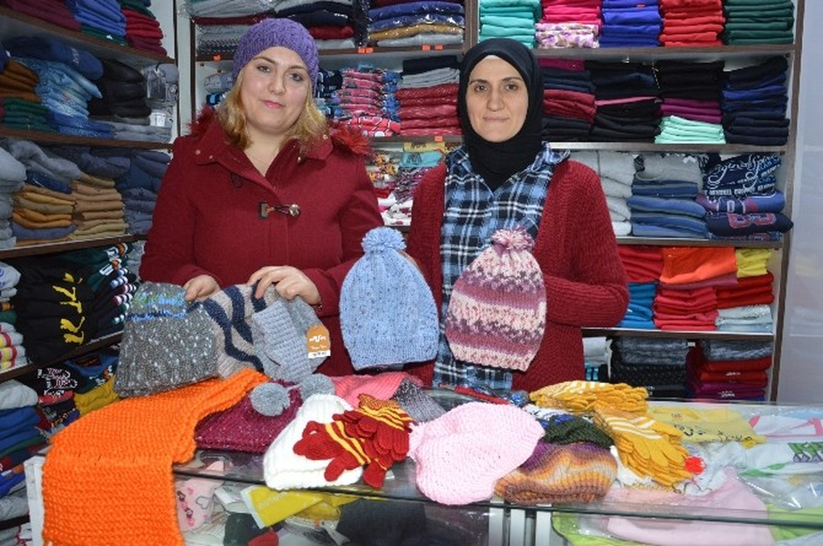 Çocuklar Gülsün" Diye Atkı ve Bere Örüyorlar