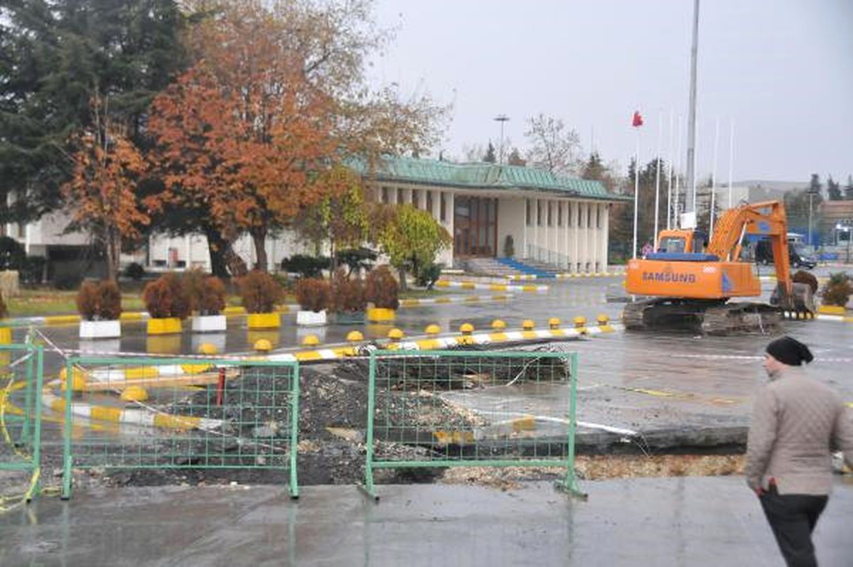 Devlet Konukevi\'nin Etrafına Güvenlik Duvarı