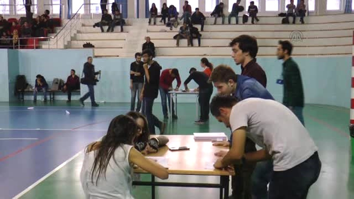 Erü\'de Uçak Kağıt Yarışması Düzenlendi