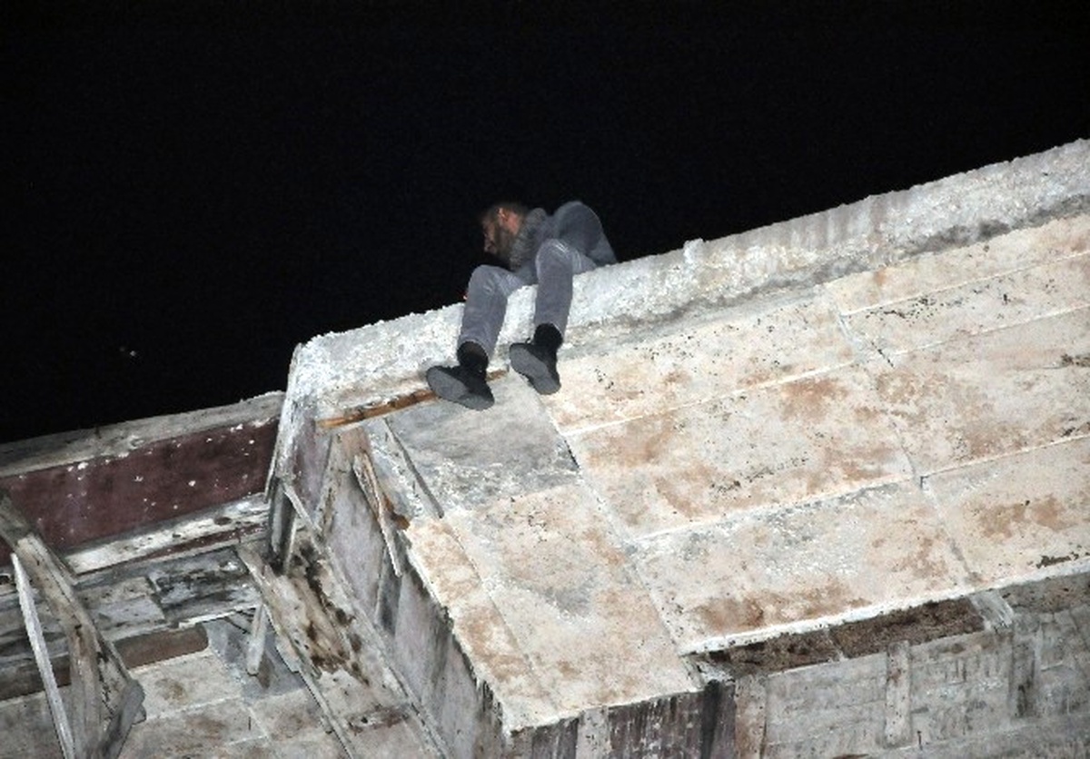 Eşi ile Tartışıp Çatıya Çıkan Kocayı Polis İkna Etti