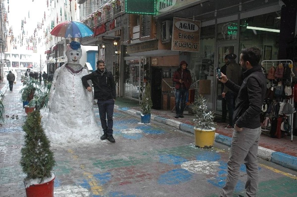Esnaf Kar Yağışını Eğlenceye Çevirdi