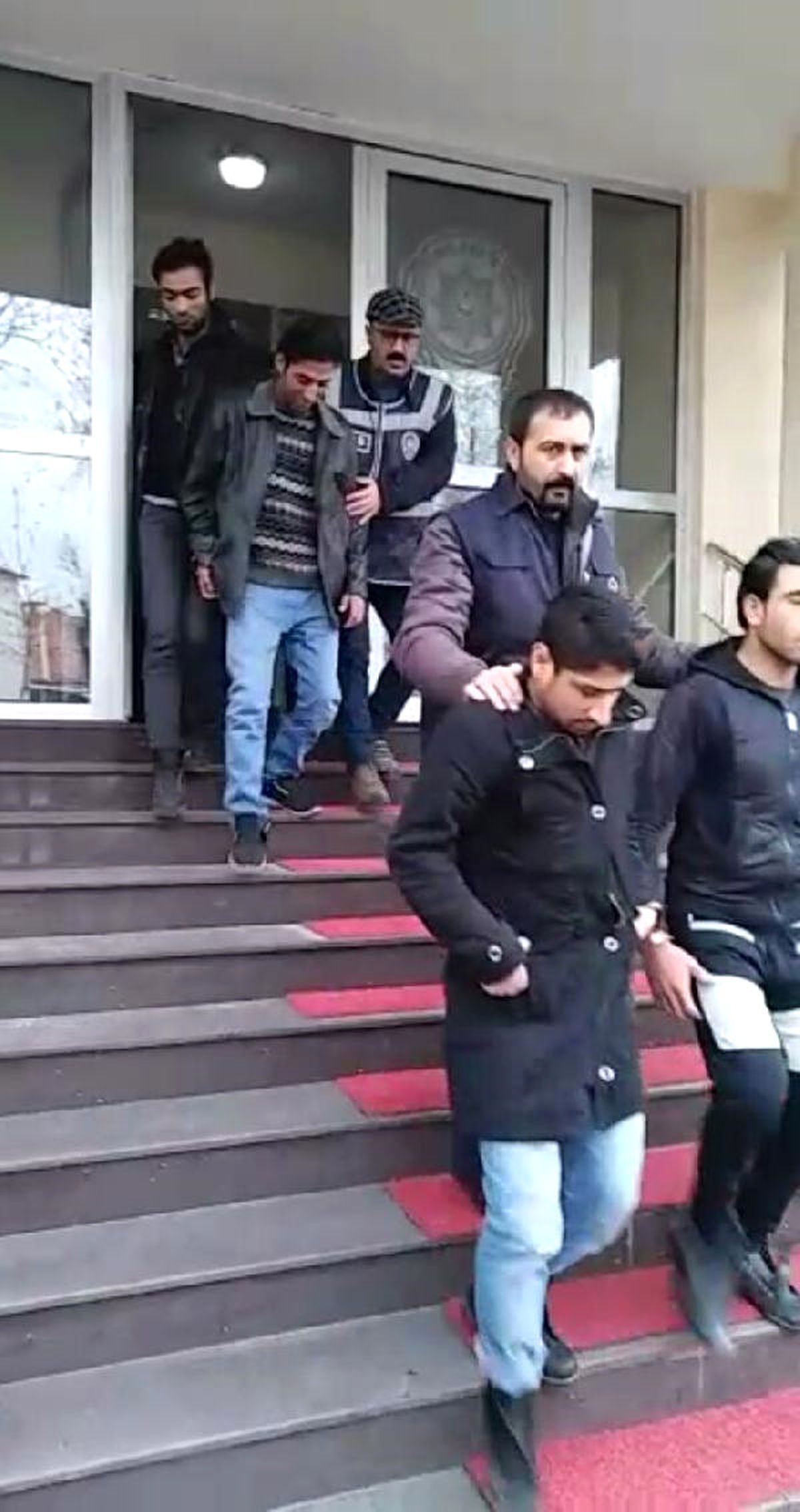 Adapazarı\'nda Evi Basıp, Borcu Olan Afgan Genci Balkondan Attılar