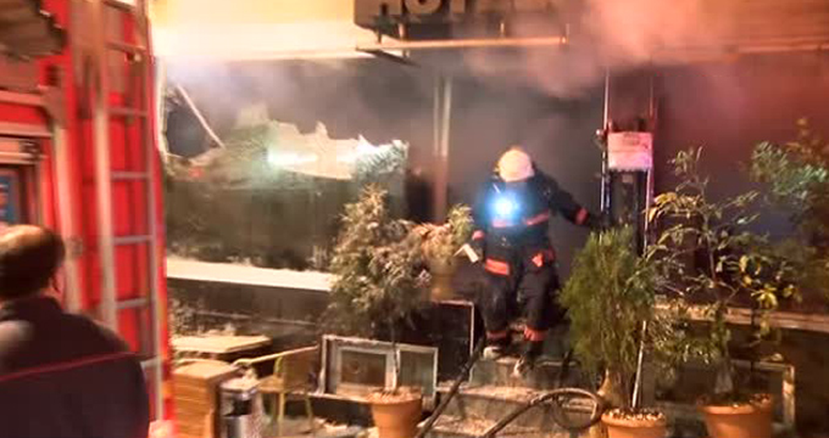 Fatih\'te Korkutan Otel Yangını!