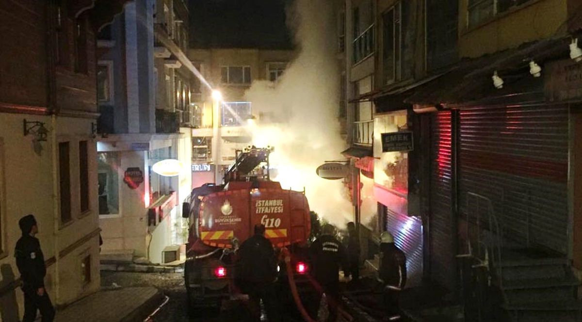 Fatih\'te Korkutan Otel Yangını