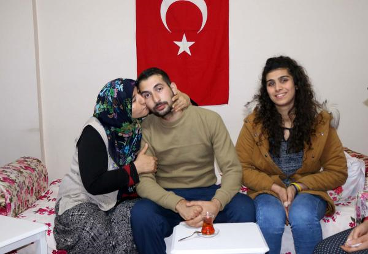Fırat Kalkanı\'nda Yaralanan Uzman Çavuş Baba Evine Getirildi