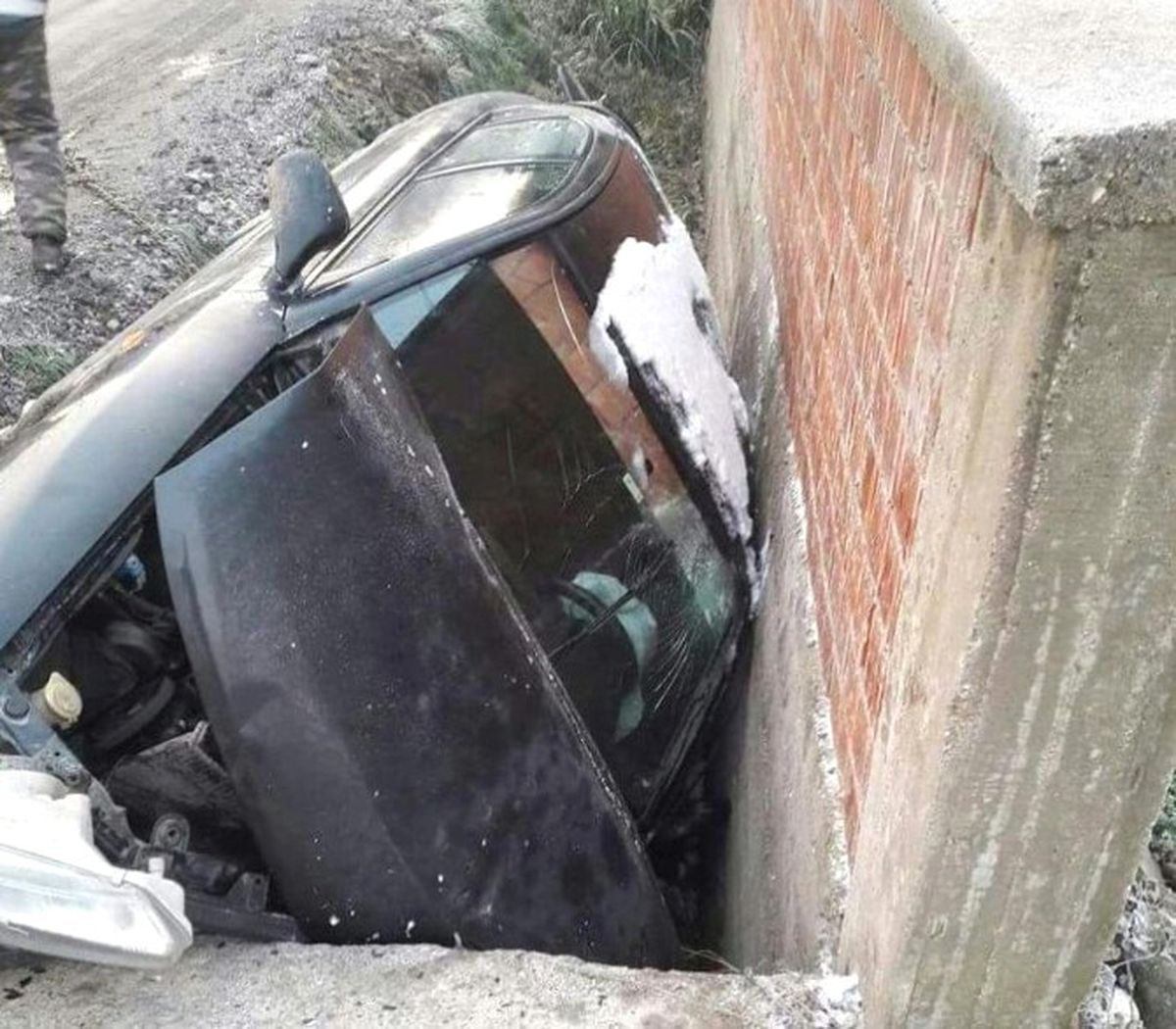 Gizli Buzlanma Nedeniyle Bahçe Duvarına Çarptı: 1 Yaralı