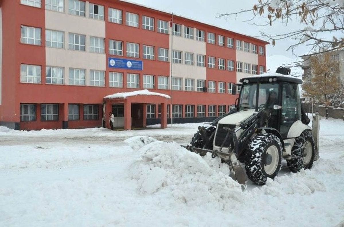 Hakkari\'de Okul Bahçeleri Kardan Temizleniyor