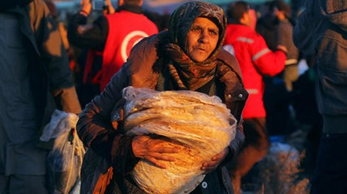 Halep\'ten İlk Tahliye Konvoyu Muhaliflerin Bölgesine Ulaştı