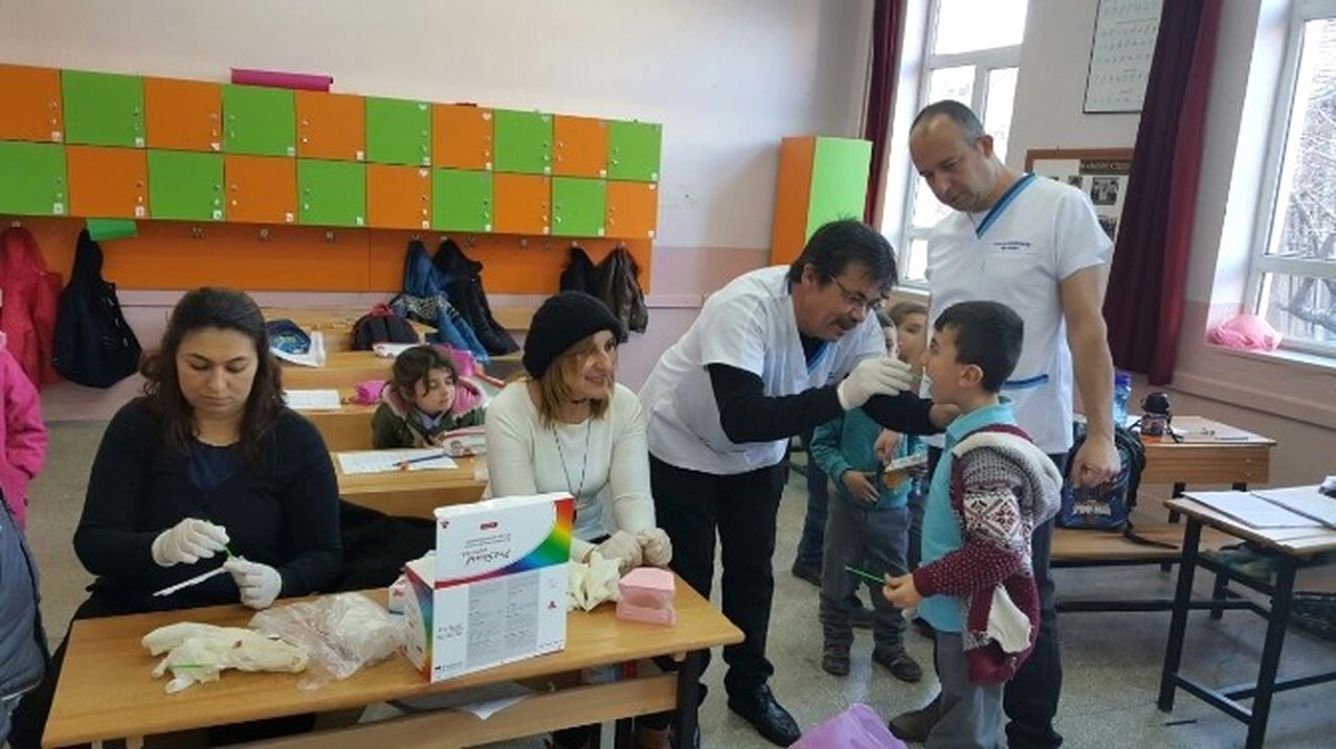 Hisarcık\'ta 404 Öğrenciye Diş Fırçası ve Diş Macunu