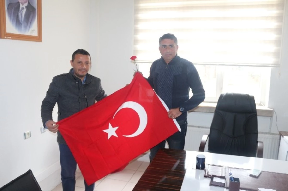 İş Adamı Akcan Polislere Türk Bayrağı ve Karanfil Dağıttı