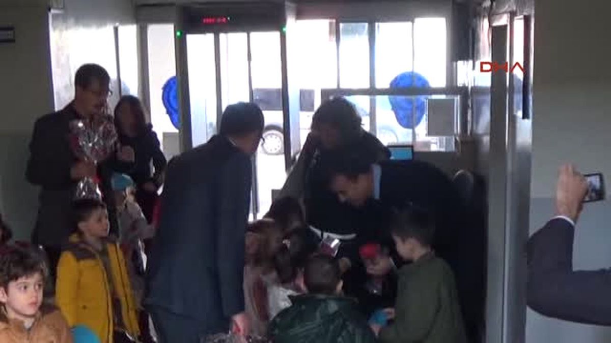 Islahiye\'de Miniklerlerden Polislere Karanfil